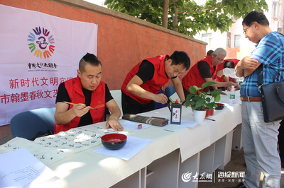 墨香沁社區(qū) 膠州市中云街道書法志愿者送作品進萬家